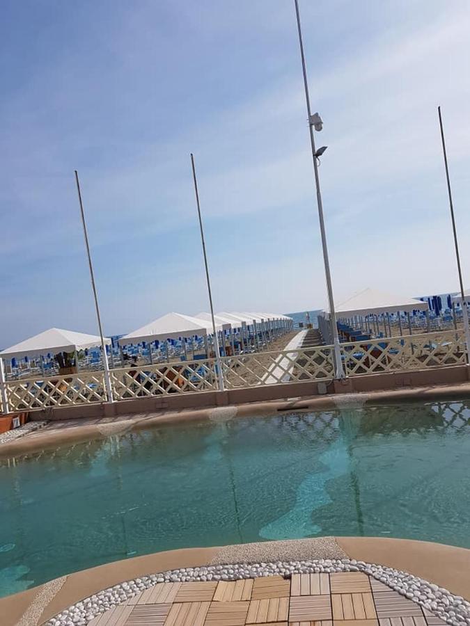 Brezza Marina Bed & Breakfast Marina Di Carrara Exterior photo